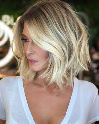 Caschetto lungo, scalato, mosso o con frangia: Uno Sguardo Alle Migliori Tendenze Dei Capelli Biondi Per L Autunno Inverno E Nuovi Consigli Di Un Hairstyle Hair Styles Blonde Bob Haircut Long Hair Styles