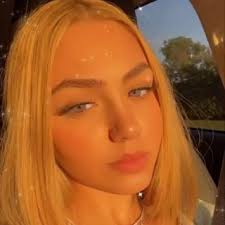 Leslie Machin's Instagram, Twitter & Facebook