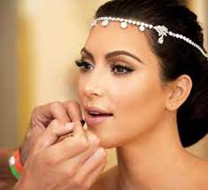 Kim Kardashian Et Les Secrets De Son Maquillage De Mariee Paperblog Kim Kardashian Makeup Hair Jewelry Wedding Wedding Makeup For Brown Eyes