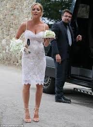 Nozze fiorentine per il numero uno del manchester city. Kimberly Crew Arrives To Wed England Goalkeeper Joe Hart Lace White Dress Lace Dress Beautiful Bride