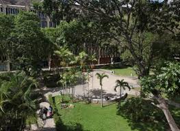Su fundación fue decretada por el episcopado venezolano en el año de 1951 y realizada en caracas el año de 1953 por la compañía de jesús, a quien pertenece a perpetuidad. El Estimulo Etiqueta Universidad Catolica Andres Bello