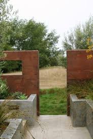 Origineller Sichtschutz Im Garten Bequeme Sitzecke Im Aussenbereich Zeitgenossische Landschaften Gartengestaltung Ummauerter Garten