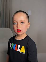 Por favor la cara de mi bebe grande🥹🥹 (el maquillaje era pico rojo y  sombras doradas, creo q lo logramos) Felicidades mi vida en tu primer  show!! Lo hiciste increíble. ❤️ Ella