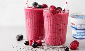 Smoothie A La Banane Fruits Rouges Et Yaourt A La Grecque Laiterie Du Forez Smoothie A La Banane Smoothie Recette Recette Smoothie Banane