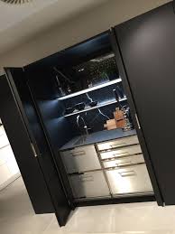 Mini Cuisine En Noir Tendances Design Cuisine 2018 C Est Nouveau Chez Siematic Tendance Design Design Mobilier De Salon