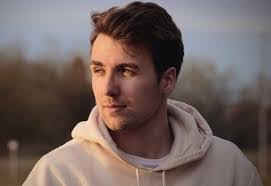 Luke Dean's Instagram, Twitter & Facebook