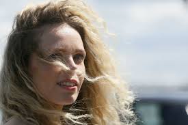 Roxane van iperen is met haar gezin op huizenjacht,het is 2012, en een hutje op de hei moet het worden. Gestelse Roxane Van Iperen Verbaast Zich Over De Wereld Sint Michielsgestel Bd Nl