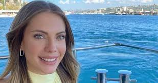 Eda ece uzun senelerdir televizyon ekranlarında rol aldığı başarılı projeler ile adından söz ettirmeyi almanca ve i̇ngilizce bilmektedir. A Surprise To Eda Ece From Miles Away