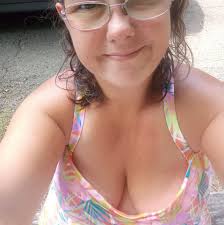 What is the solution for the missing trash can and sink issue in The Sims 4?