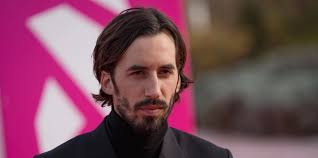 Z Event 2024 : Laura Felpin réinterprète la chanson d'Annick du Flambeau  pour le plus grand bonheur des fans des arts du cirque