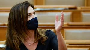 Varga judit magyar újságíróknak nyilatkozva hangsúlyozta, hogy a gyermekek nevelésének jogát nem lehet kivenni a családok kezéből, nem szabad átadni lobbicsoportok befolyásának. Varga Judit Alhireket Terjeszt A Nemet Dpa Hirugynokseg Infostart Hu