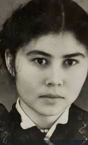 Just had this sent to me wondering if it is Mom with Edie n Lucy 1941