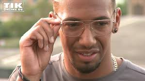 Selbstverständlich ist jede boateng brille platz dauerhaft bei amazon zu haben und somit sofort. Jerome Boateng Als Designer So Scharf Sind Seine Brillen Youtube