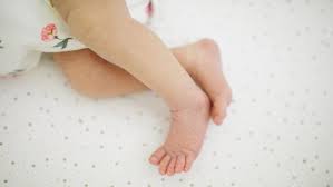 Dok saya mau nnya telapak kaki saya yg bag tengah terasa sakit dan kaki saya terasa linu saat bngun tdr dan saat cuaca dingin itu kenapa ya dok. Growing Pain Nyeri Kaki Di Malam Hari Saat Masa Pertumbuhan Anak