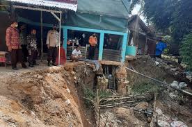 File yang saya bagikan kali ini menyajikan gambar detail pondasi yang cukup lengkap. Tergerus Aliran Sungai Pondasi Rumah Warga Blora Menggantung Bagian 1
