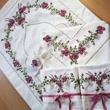 Siapkan 20 sumpit kayu sebanyak 20 buah, lakban kerajinan tangan dari kayu di atas dapat menjadi salah satu alternatif desain bagi anda agar tidak melulu menggunakan bahan dasar yang sudah. 8 Teknik Dasar Sulam Pita Lengkap Dengan Cara Pembuatannya Yang Mudah Anda Ikuti