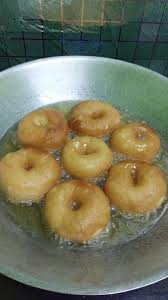 Bercakap mengenai kuih donut ni, macam mana timbul idea nak membuatnya adalah kerana melihatkan bentuk kuih keria yang sama bentuk dengan kuih donut. Resepi Kuih Donat Lembut