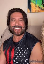 Conéctate con Los Reyes de las Dinámicas cada noche