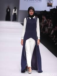 Kami memilih jenahara untuk berkolaborasi karena siluet desain jenahara yang ringkas mirip dengan identitas garis desain nooré. Busana Pesta Nan Elegan Untuk Hijabers Karya Jenahara Di Jakarta Fashion Week
