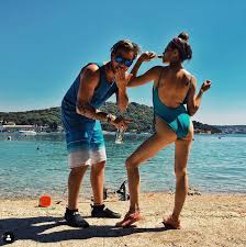 Élő adás) a fitbalence 2015 sajtótájékoztatóján csobot adél is tiszteletét tette, váltottunk vele pár mondatot. Csobot Adel Bikiniben Pozol Olaszorszagban Friss Fotoja Felrobbantotta A Netet Hazai Sztar Femina
