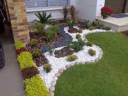 Taman di tangga depan rumah. Lingkar Warna 11 Inspirasi Taman Minimalis Di Depan Rumah Dengan Pebble Stone