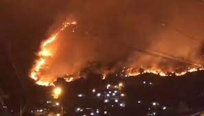 Incêndio atinge prédio antigo no centro de manaus; Incendio Atinge Area De Mata Na Zona Norte Do Rio Rio De Janeiro G1