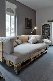 Resurrected pallet wood sofa with casters Sofa Selber Bauen 70 Ideen Und Bauanleitungen Archzine Net