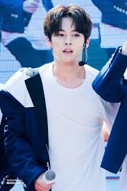 Update subtitle tercepat serta akses yang mudah. Gambar Lee Min Ho Lee Know Stray Kids Lee Know