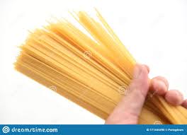 Las salsas.⁣ ⁣ a todo el mundo (o a casi todo el mundo) le gusta la pasta, pero las salsas… eso ya va a gusto del. Hombre Con Espaguetis Crudos Pasta Italiana Espaguetis Sin Cocer Amarilla Larga Lista Para Cocinar En El Restaurante Comida Itali Foto De Archivo Imagen De Restaurante Espaguetis 171444490