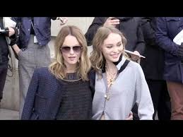 Denn nicht nur der pont des arts, der als flaniermeile für verliebte von georges brassens („le vent), serge gainsbourg („l'assassinat de franz lehar) oder vanessa paradis („la seine. Vanessa Paradis And Her Daughter Lily Rose Depp Anna Wintour And More Arriving At The Chanel Fashio Youtube