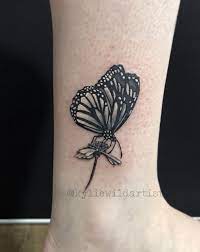 Cute Pretty Little Monarch Butterfly Sitting On Daisy Flower Ankle Tattoo By Kylie Wil Butterfly Tattoo Butterfly With Flowers Tattoo Monarch Butterfly Tattoo