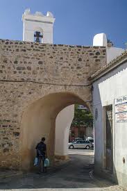 Au sud, de almodôvar, à l'ouest, de alcoutim, tavira et são brás de alportel, au nord, de faro, au nord est, de albufeira, à l'est, de silves. Loule Castle Algarve Portugal Visitor Travel Guide To Portugal