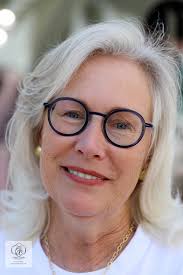 When street photography becomes portrait photography! This dynamo is an  actress, model, motivational speaker, and Etsy store owner who jumped into  my class this afternoon, much to the delight of my students!