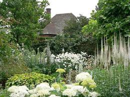 L Assommoir The White Garden Sissinghurst Castle Kent White Gardens Moon Garden Beautiful Gardens