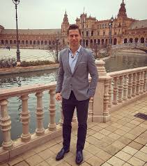 Pod nią pudrowo różowa koszula, dla podkreślenia swobodności. Grzegorz Krychowiak Stylizacje Viva Pl