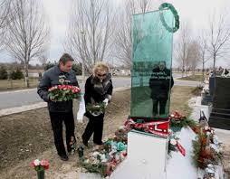 In dit artikel wordt de westerse naamvolgorde gebruikt bij. Harom Eve Siratjuk Feher Mikit Blikk