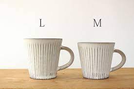 シモヤユミコ マグカップm 白しのぎです 真っ白ではなく 少し淡いグレー味を帯びたような 独特の空気感のある白です まぶしすぎない穏やかな白 で 日々の暮らしにすっと溶け込みます 和食器通販 うちる 和食器の皿 鉢 飯碗などマグカップm マグカップ