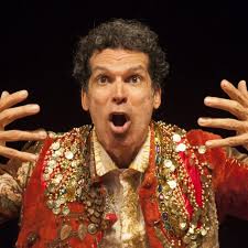 Jackson Costa recita autores consagrados em espetáculo na Caixa Cultural;  confira entrevista com ator