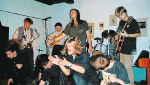 Historia gitarowego szaleństwa w Pruszczu Gdańskim. Koncertowali w klubie  M-6 i w Trójmieście