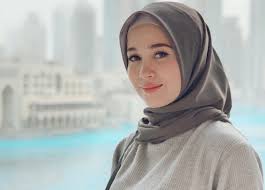 Sebelum ini, beberapa keping gambar mesra emma maembong tidak bertudung bersama syed abdullah, yang juga merupakan abang kepada menteri belia & sukan, syed saddiq, tular di media sosial. Emma Maembong Minta Maaf Ampun Dan Mengaku Lalai Allahkan Ada Komen Kamal Adli Sensasi Mstar