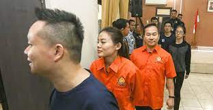 Clm (chris leong method) is a bone setting therapy provider that dispenses treatment for bones and joints related ailments. Famous Bone Setting Specialist Chris Leong Arrested In Indonesia For Violating Visa World Of Buzz