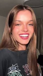 Anna Champlin's Instagram, Twitter & Facebook