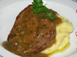 Pentru a servi, puneți o chifteluță de cartofi, o mână de salată, o friptură tăiată și un ou prăjit pe fiecare farfurie. Reteta Muschi De Vita In Unt Cu Sos Simplu