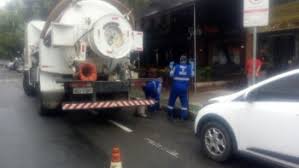 Central de Serviços limpa caixa-ralo e rede de drenagem na Praia do Canto
