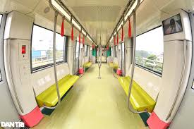 Bên trong toa tàu điện trên cao ở Hà Nội