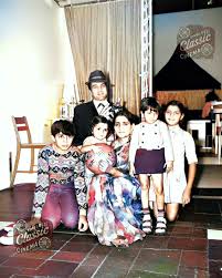 Did You Know, Dharmendra Maintained 2 Wives All His Life? Know The Family Tree And The Dramatic Relationship