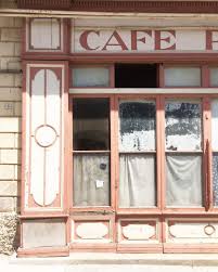 Vous Etes Plutot Cafe Ou Apero Au Cafe J Ai Rencontre Celui Ci Sur Ma Route Par Une Apres Midi D Ete Tres Chaude J Aime Son Cote D Maison Cafe Devanture