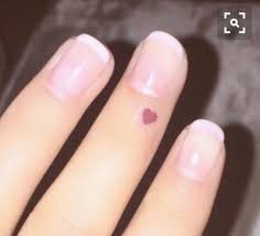 Red Heart Finger Tattoo Tatuaje De Oreja Tatuajes Sutiles Tatuajes Delicados