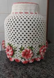 Capa De Botijao De Croche Com Flores Capa De Botijao De Croche Veja Passo A Passo E 58 Fotos Em 2020 Capa De Botijao Padroes De Croche Doily Decoracao De Croche