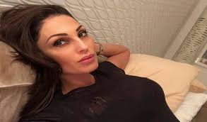 Anna tatangelo indossa divinamente una tuta rossa low cost super tendenza estate 2018 (ed è strepito. Anna Tatangelo Casalinga Disperata Il Video Che Fa Preoccupare